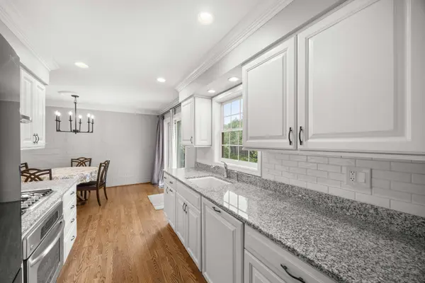 19W010 Avenue Normandy East AVE, Oak Brook, IL 60523