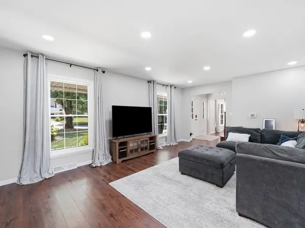 916 Stratford LN, Downers Grove, IL 60516