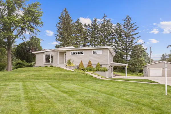 2474 College RD, Downers Grove, IL 60516