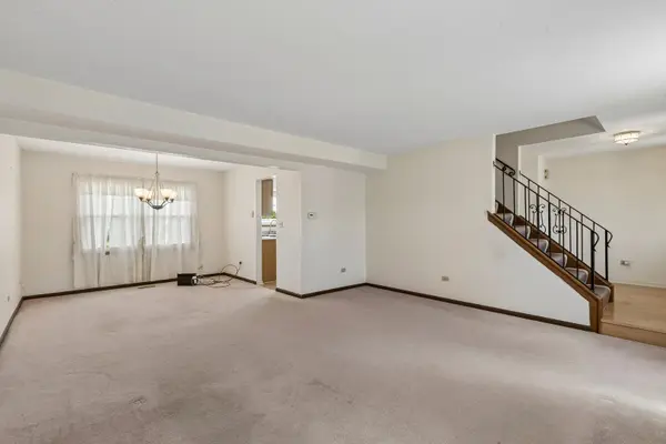 1105 E Point DR, Schaumburg, IL 60193