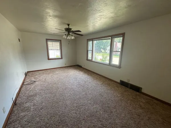 200 10th ST, De Witt, IA 52742