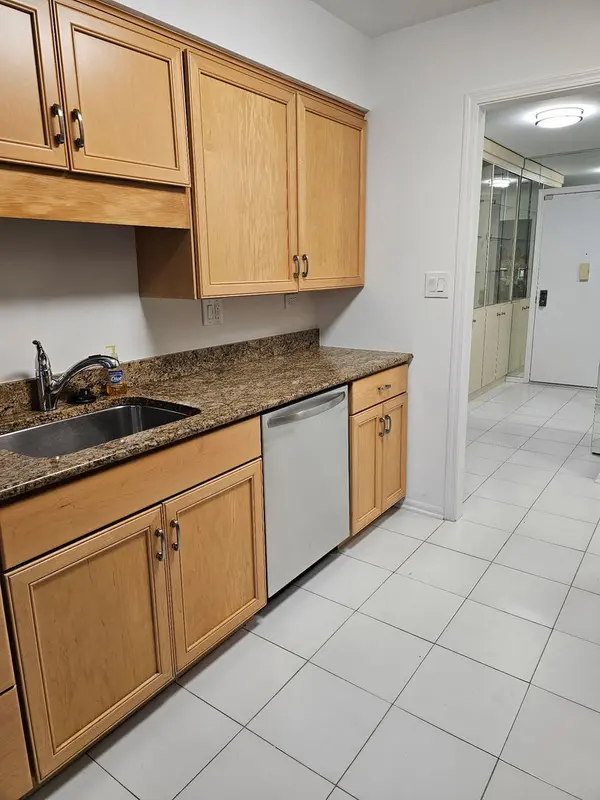 6400 N Cicero AVE #212, Lincolnwood, IL 60712