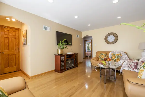 4833 N Moody AVE, Chicago, IL 60630
