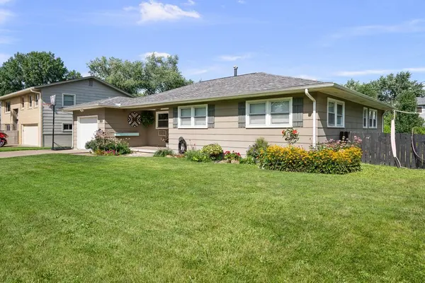 2831 Forest RD, Davenport, IA 52803