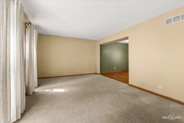 202 Mistwood LN, North Aurora, IL 60542