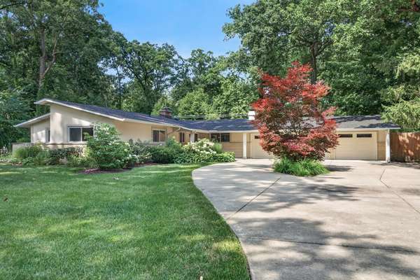 54 Oakwood LN, Lincolnshire, IL 60069