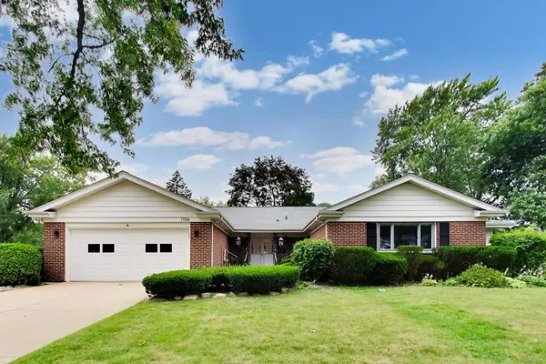 1704 Sunnyside CIR, Northbrook, IL 60062