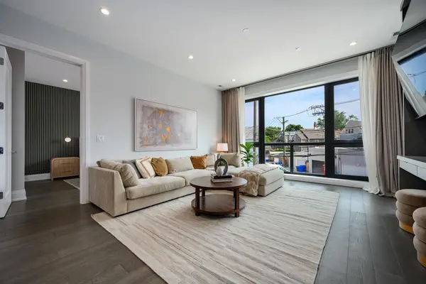 3037 N Lincoln AVE #205, Chicago, IL 60657
