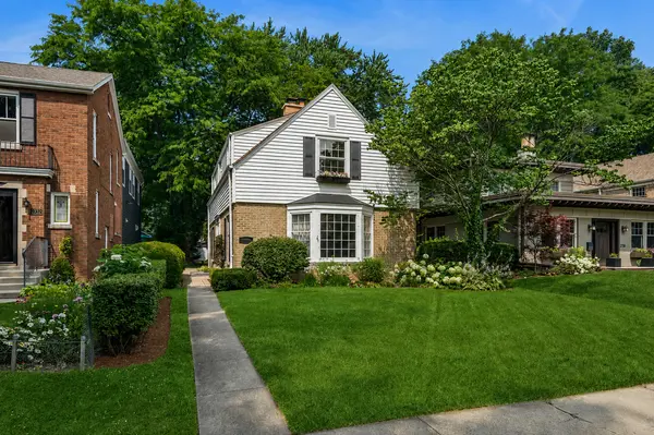 2734 Lawndale AVE, Evanston, IL 60201
