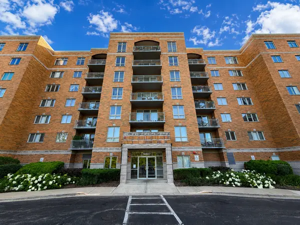 6807 N Milwaukee AVE #103, Niles, IL 60714