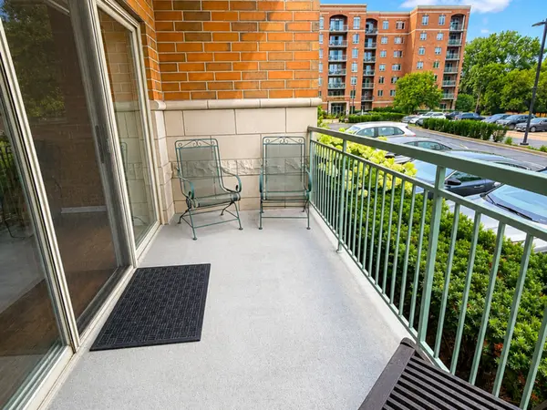 6807 N Milwaukee AVE #103, Niles, IL 60714