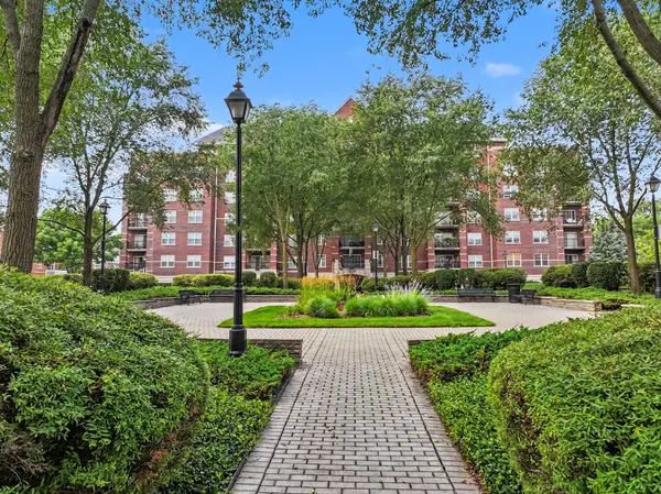 410 W MAHOGANY CT #408, Palatine, IL 60067