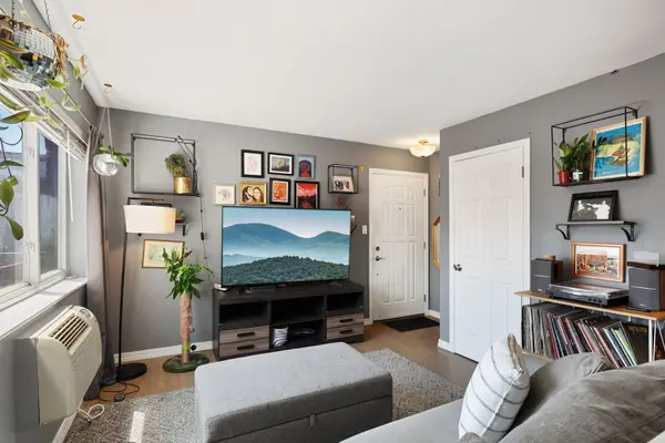 3037 W Montrose AVE #3A, Chicago, IL 60618