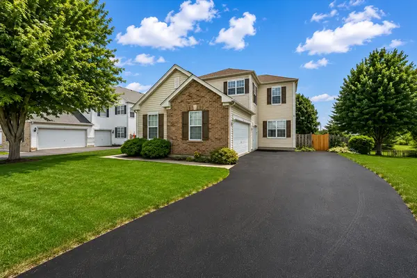 2033 Greenview DR, Woodstock, IL 60098