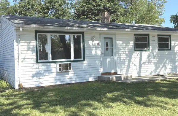 15 Alameda DR, Carpentersville, IL 60110