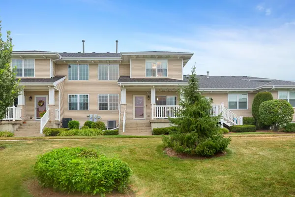 1212 Walnut Glen DR, Crystal Lake, IL 60014