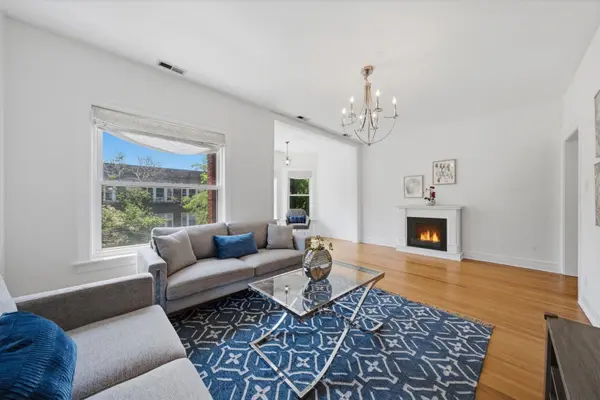 714 W Barry AVE #3, Chicago, IL 60657