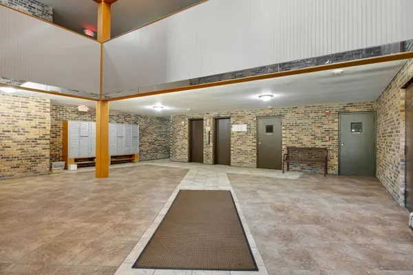 8970 N Parkside AVE #304, Des Plaines, IL 60016