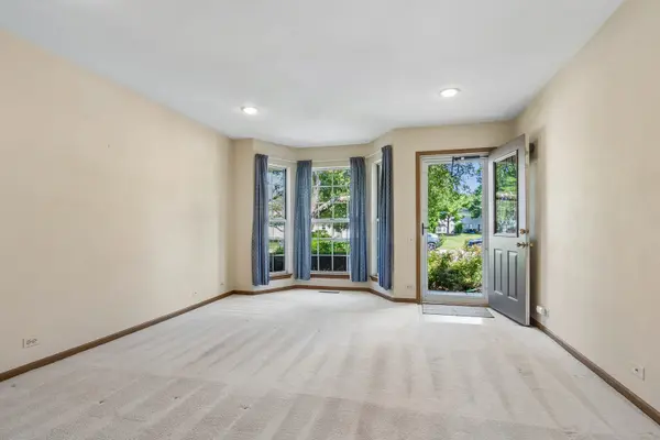 1651 College Green DR, Elgin, IL 60123