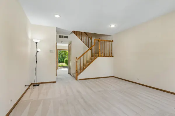 1651 College Green DR, Elgin, IL 60123