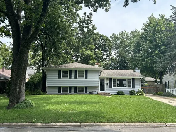 610 Sunset DR, Naperville, IL 60540