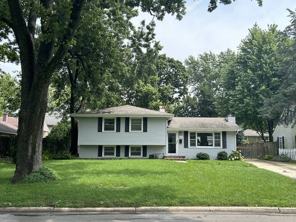 610 Sunset DR, Naperville, IL 60540
