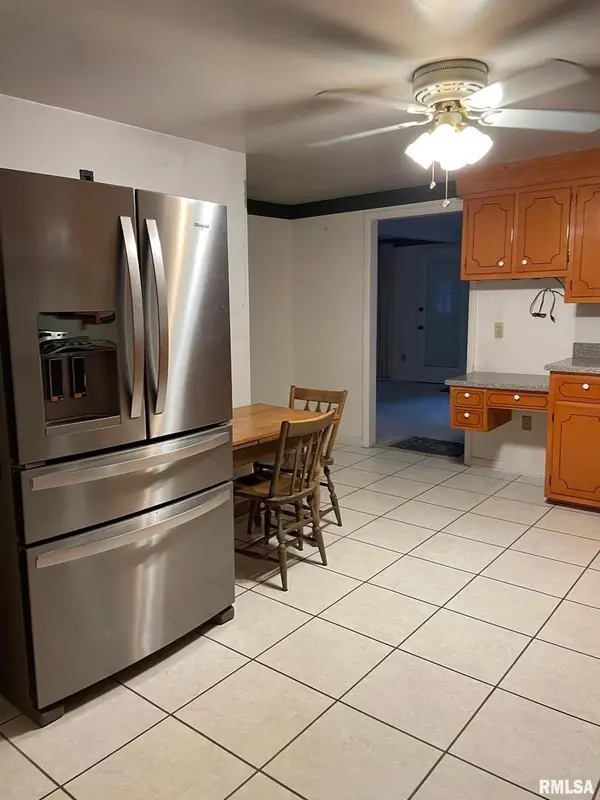 901 W ELM ST, Carmi, IL 62821