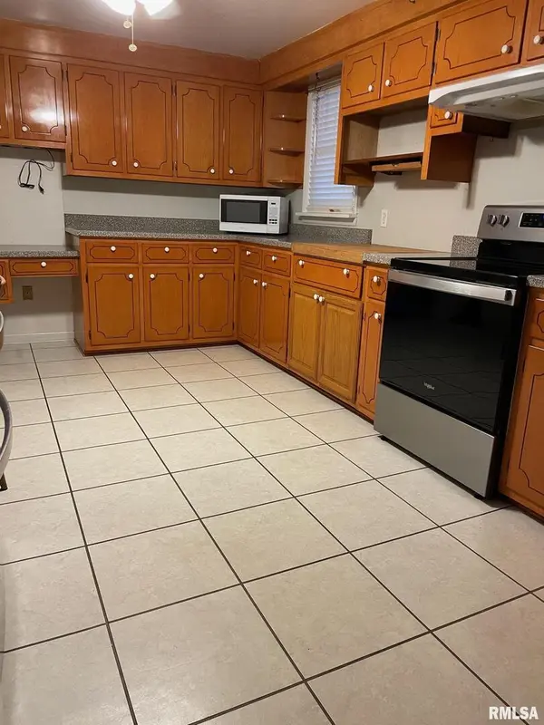 901 W ELM ST, Carmi, IL 62821