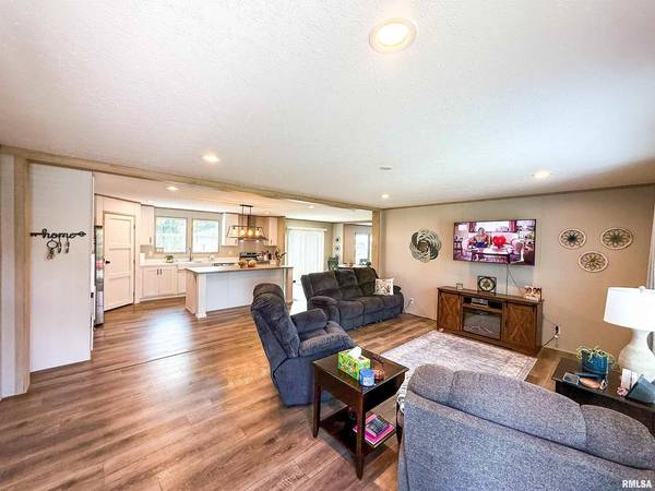 119 S 6TH ST SW, Clay City, IL 62824