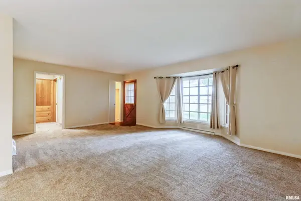 1136 BOBETTA CT, Clinton, IA 52732
