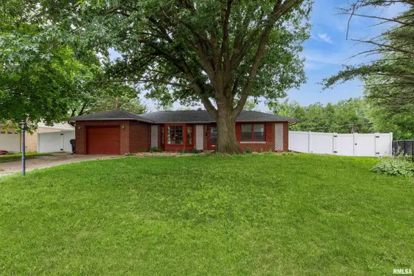 1136 BOBETTA CT, Clinton, IA 52732