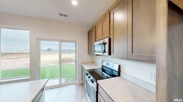 5882 BUTTERFIELD CT, Bettendorf, IA 52722