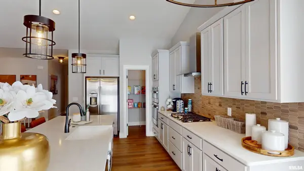 5937 BUTTERFIELD DR, Bettendorf, IA 52722