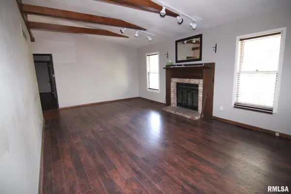 5 E TIMBERLINE DR, Blue Grass, IA 52726