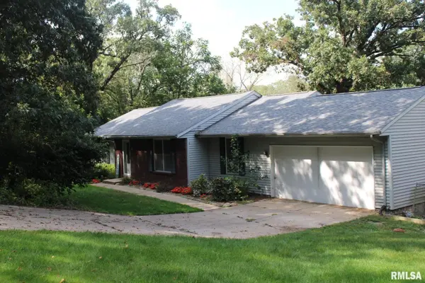 5 E TIMBERLINE DR, Blue Grass, IA 52726