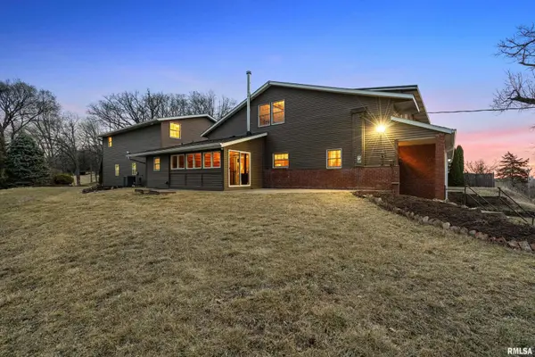 7216 VALLEY DR, Bettendorf, IA 52722