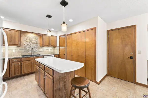 5616 SW Barrington Ct S, Topeka, KS 66614