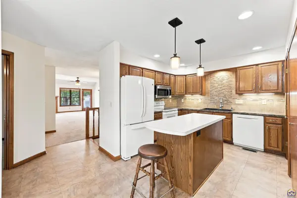 5616 SW Barrington Ct S, Topeka, KS 66614