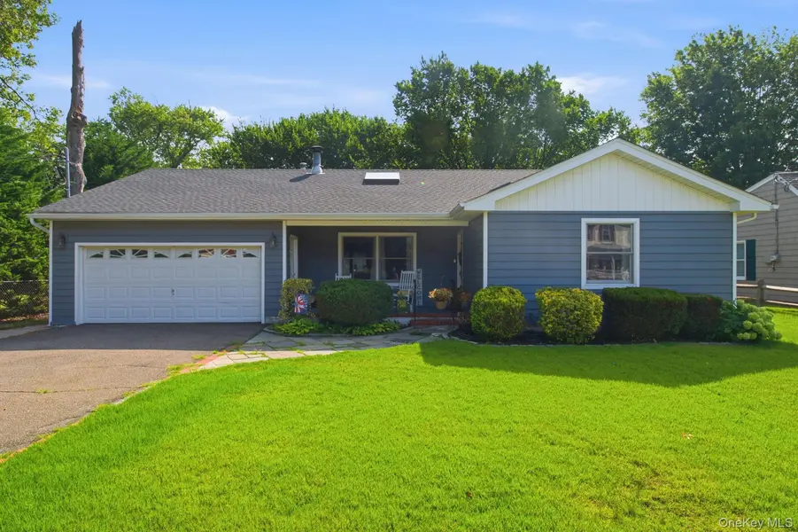65 Jervis AVE, Copiague, NY 11726