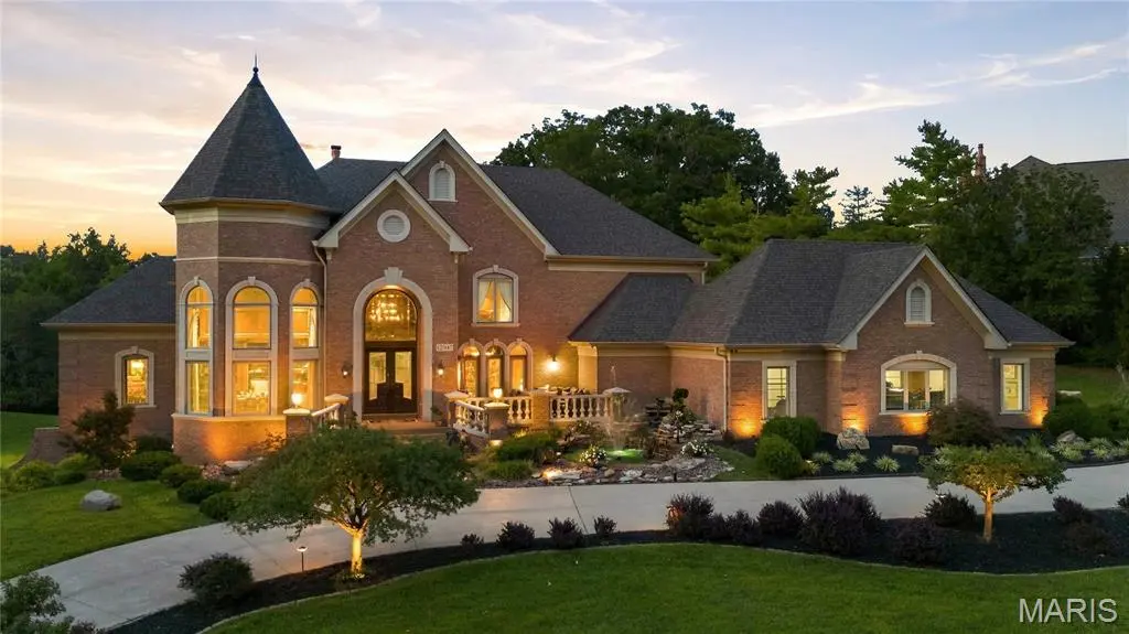 12947 Sunset Bluff CT, Sunset Hills, MO 63127