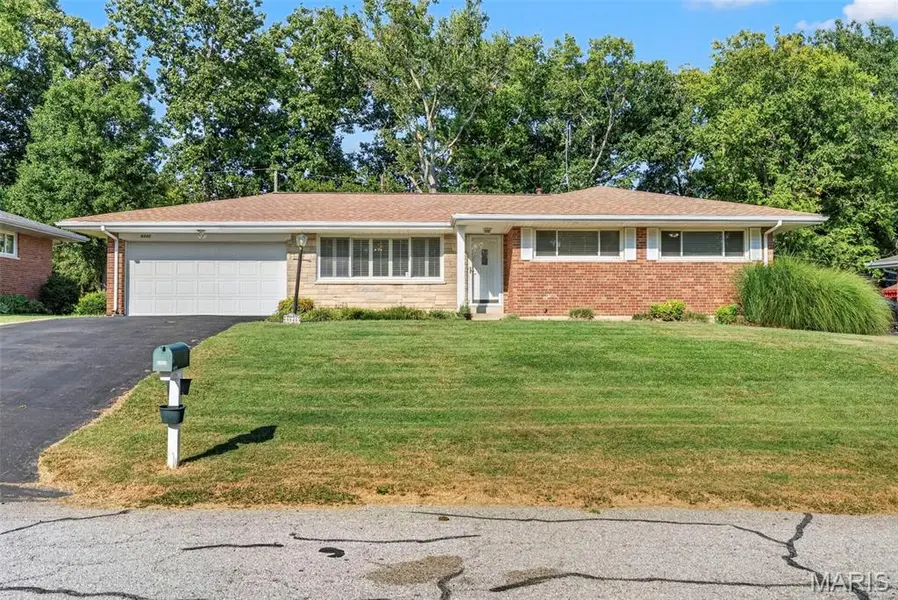 8848 Red Oak DR, Crestwood, MO 63126