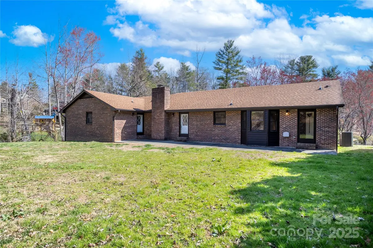 35 Tree Top DR, Arden, NC 28704