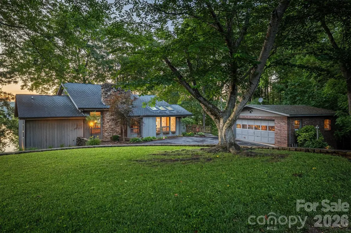 4749 16th Street DR NE, Hickory, NC 28601