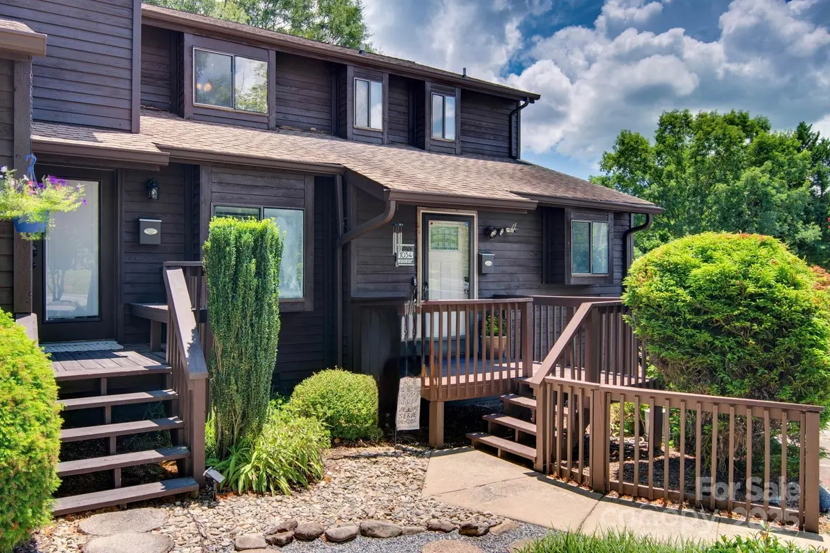 1034 N Center ST, Hickory, NC 28601
