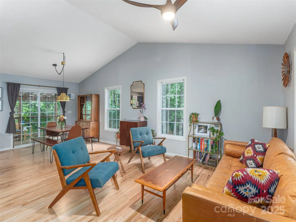 15 Maplewood DR, Swannanoa, NC 28778