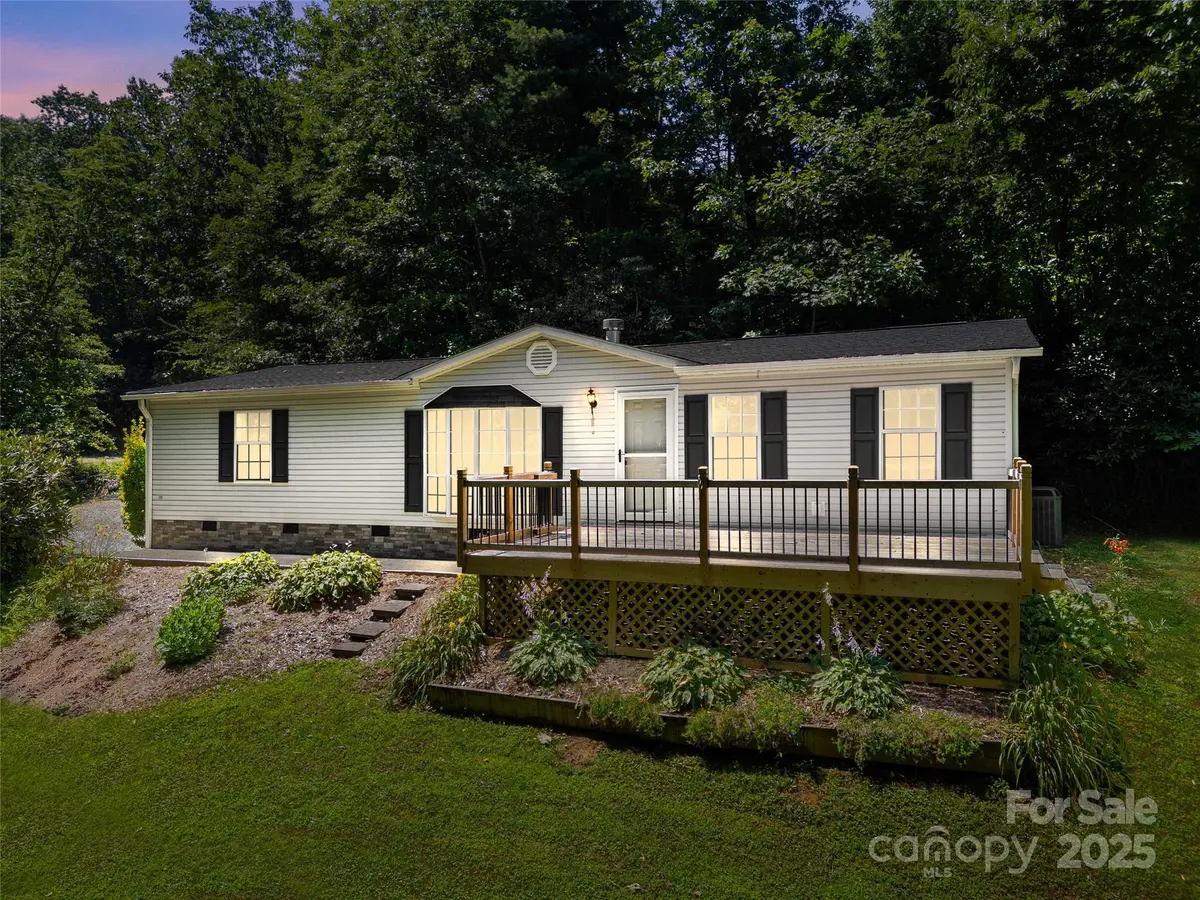 946 Turkey Pen Gap RD, Horse Shoe, NC 28742