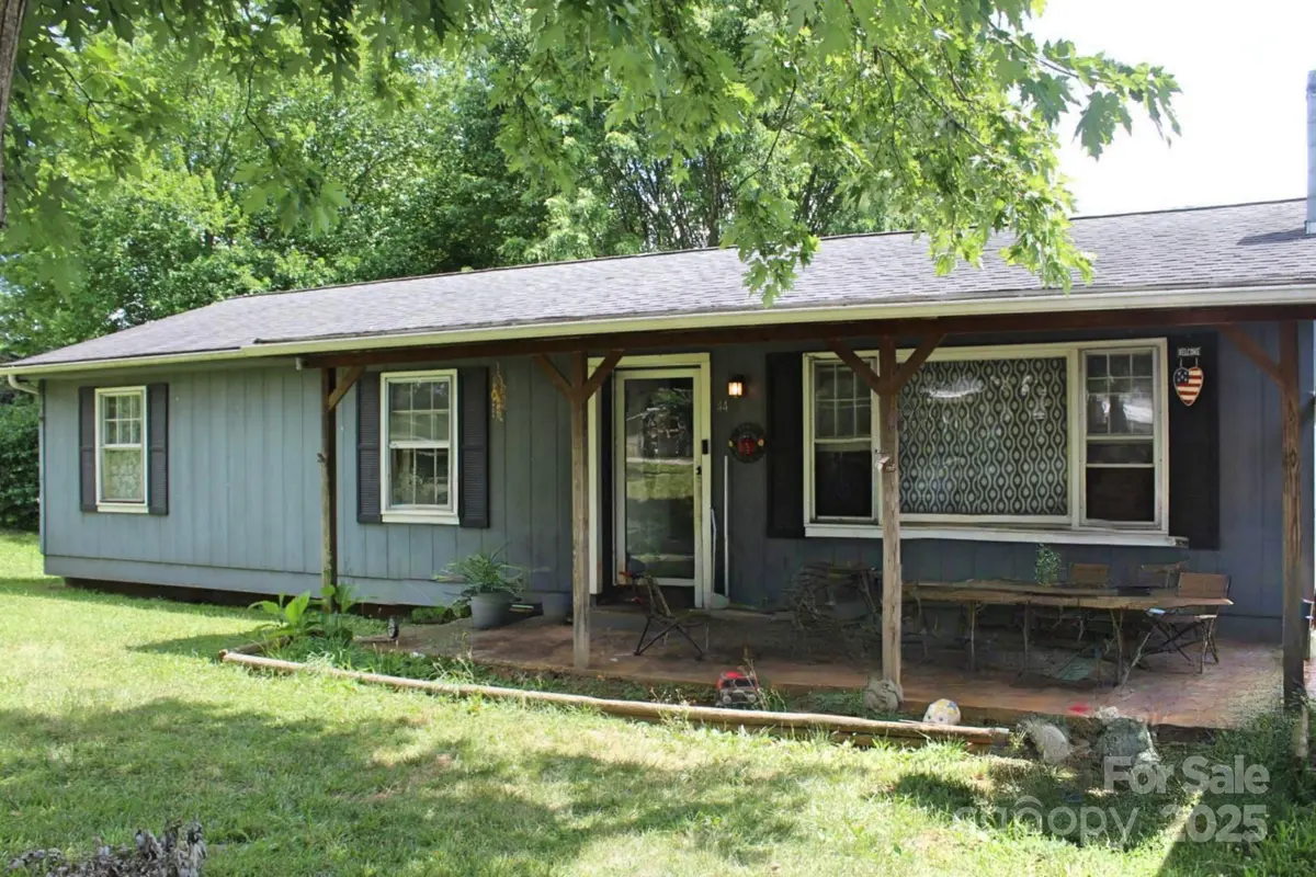 44 Candlelight CIR, Clyde, NC 28721