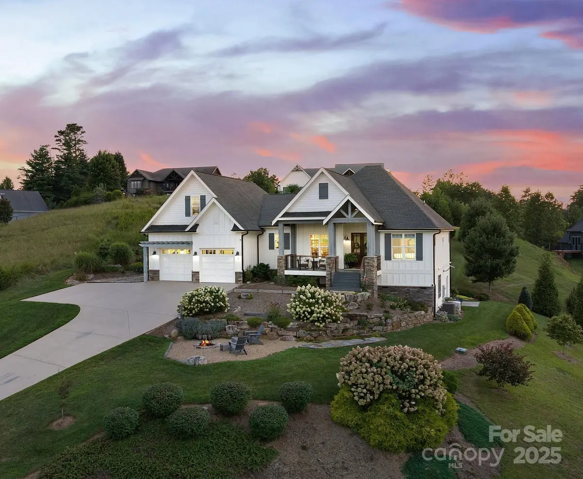11 Gracie LN, Weaverville, NC 28787