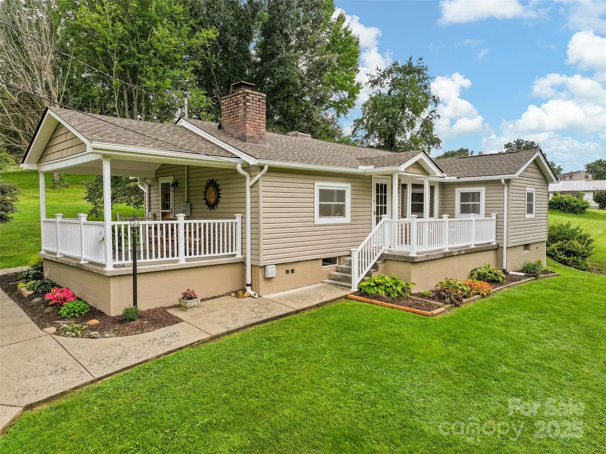 18 Skyline DR, Canton, NC 28716