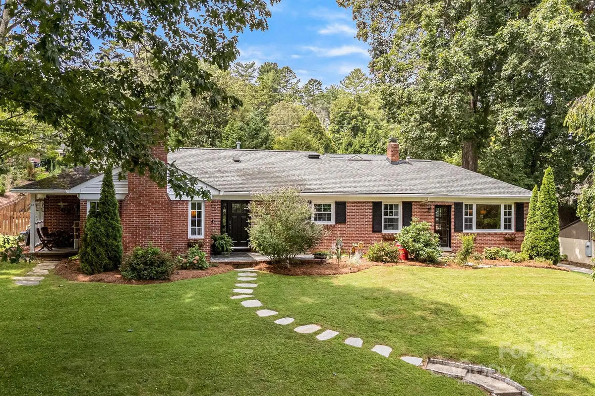 52 Shorewood DR, Asheville, NC 28804